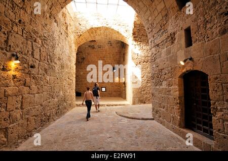 Zypern Paphos Bezirk Paphos Paphos Fort paar von hinten in einem Korridor Stockfoto