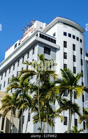 Palmen und Banco Popular Gebäude, Old San Juan, Puerto Rico Stockfoto