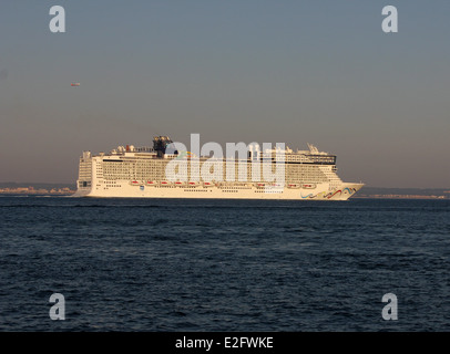 Norwegian Cruise Line (NCL) Kreuzfahrtschiff "Norwegian Epic" (325 m) - Abfahrt Hafen am späten Nachmittag - Hafen von Palma Stockfoto