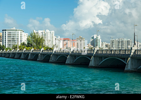 DOS Hermanos Brücke, Condado Lagune und El Condado Skyline, San Juan, Puerto Rico Stockfoto