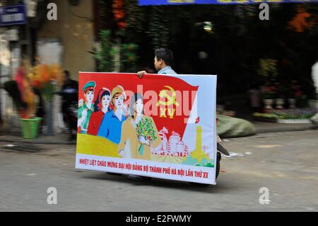 Vietnam Hanoi Verkehr in der Stadt-Greis mit einem Propaganda-Schild Stockfoto