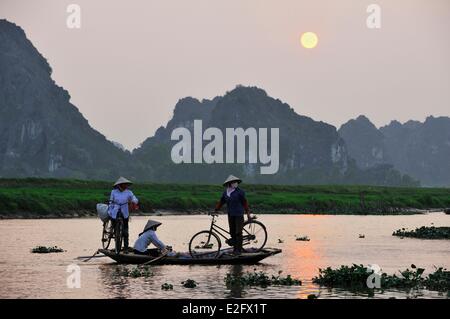 Ninh Binh Province: Vietnam-Bereich den Spitznamen im Landesinneren Halong Bay Ken Ga karstigen Landschaft rund um Hoa Lu eine Boatwoman trägt Stockfoto