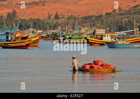 Vietnam Binh Thuan Provinz Mui Ne Fischer in seinem Korb Form Fischerboot Stockfoto