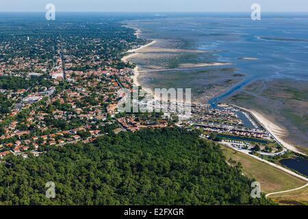 Frankreich Gironde Andernos-Les-Bains, die Stadt und den Hafen (Luftbild) Stockfoto