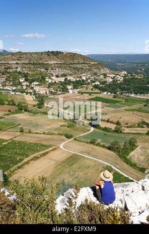 Frankreich Ardèche Les Vans weibliche Wanderer suchen die Ansicht von Saint Eugene Ermitage im Paiolive Holz Stockfoto