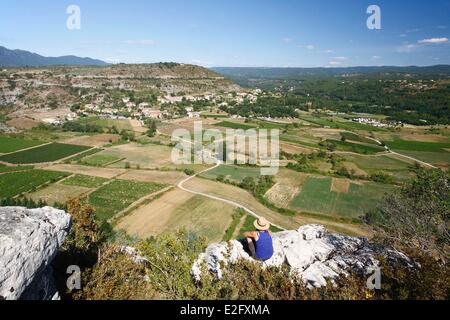 Frankreich Ardèche Les Vans weibliche Wanderer suchen die Ansicht von Saint Eugene Ermitage im Paiolive Holz Stockfoto