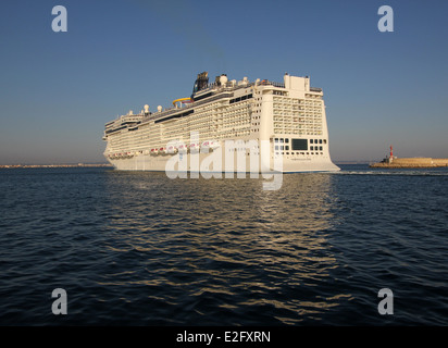 Norwegian Cruise Line (NCL) Kreuzfahrtschiff "Norwegian Epic" (325 m) - Abfahrt Hafen am späten Nachmittag - Hafen von Palma Stockfoto