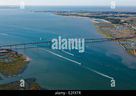 Frankreich Charente Maritime La Tremblade Brücke über den Fluss Seudre (Luftbild) Stockfoto