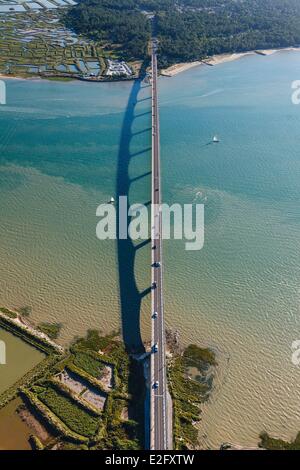 Frankreich Charente Maritime La Tremblade Brücke über den Fluss Seudre (Luftbild) Stockfoto