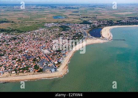 Frankreich Vendee La Tranche Sur Mer im Dorf und am Strand (Luftbild) Stockfoto