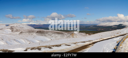 Ein Blick auf Loch Morlich Aviemore mit der Monadhliath Berge in der Ferne gesehen, aus einem verschneiten Cairn Gorm Stockfoto