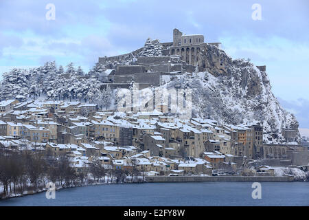 Frankreich Alpes de Haute Provence-Sisteron der Zitadelle und der Durance im Vordergrund Stockfoto