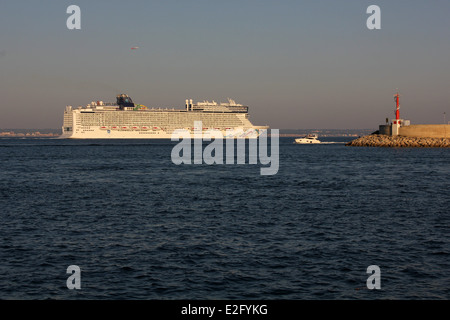 Norwegian Cruise Line (NCL) Kreuzfahrtschiff "Norwegian Epic" (325 m) - Abfahrt Hafen am späten Nachmittag - Hafen von Palma Stockfoto