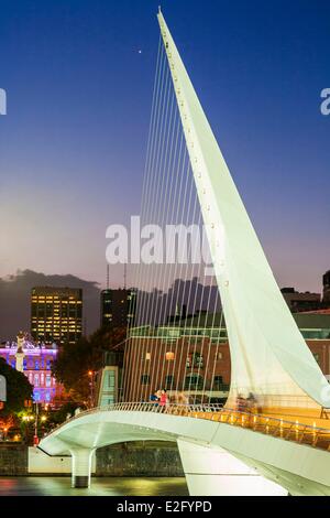 Argentinien Buenos Aires Puerto Madero alten Hafen verwandelt sich in ein neues Wohn- und Büro in den 2000er Jahren Puente De La Stockfoto