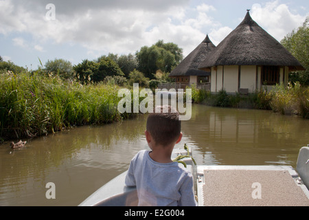 Kind auf Ausflugsschiff Wildfowl Trust Feuchtgebiete, Arundel, West Sussex, England Stockfoto