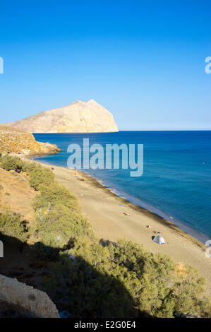 Griechenland Kykladen Inseln Anafi Insel Roukounas Strand und Kalamos Rock im Hintergrund Stockfoto