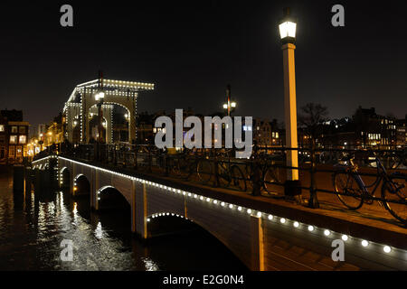 Niederlande Amsterdam Licht Beleuchtung der Brücke Magere Brug über Amstel Fluss vor der Eremitage während Stockfoto