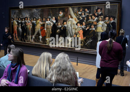 Niederlande Amsterdam berechtigt das Rijksmuseum Besucher vor einem Gemälde von Bartholomeus van der Heist, Offiziere und andere Stockfoto