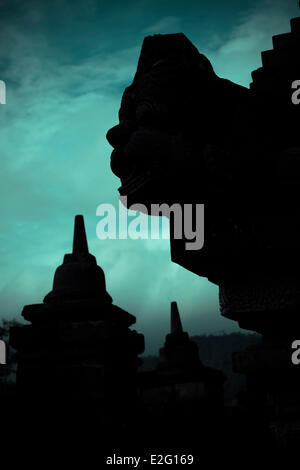 Indonesien Java Borobudur aufgeführt als Weltkulturerbe von UNESCO Silhouette einer Ecke Statue Stockfoto