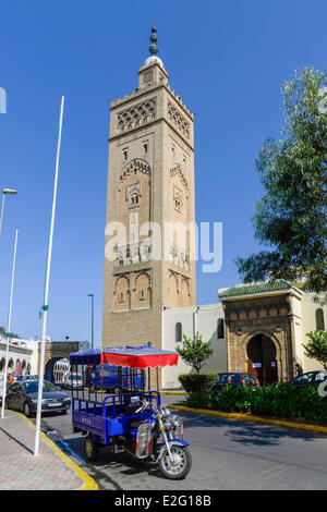 Marokko Casablanca Estate Habous neue Medina Moschee Moulay Youssef der Stil Almohade 1923 mit einer Lieferung Dreirad in der Stockfoto