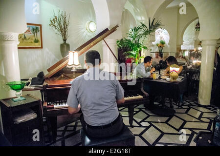 Marokko Casablanca Ricks Cafe Replik des Cafe des Films Casablanca Pianisten zurück mit ein paar mit Abendessen in der Stockfoto