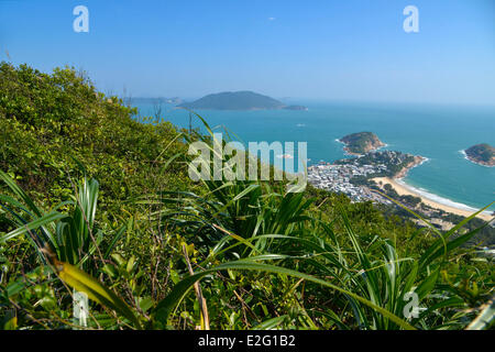 China Hong Kong Hong Kong Insel Bucht von Klarwasser Panorama auf das Meer mit dem Dorf und der Strand von Shek O unten Stockfoto