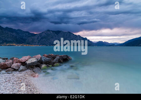 Malcesine am Gardasee in Italien Veneto Berg über Limone Sul Garda in der Lombardei von Malcesine gesehen Stockfoto
