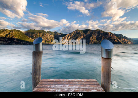 Malcesine am Gardasee in Italien Veneto Berg über Limone Sul Garda in der Lombardei von Malcesine gesehen Stockfoto