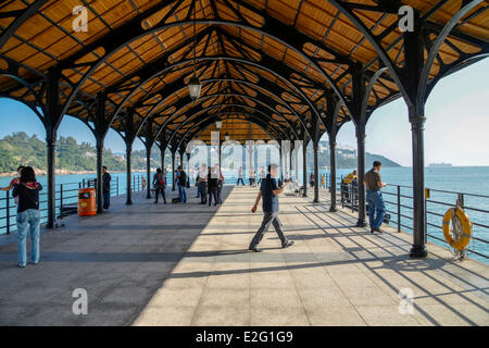 China Hong Kong Hong Kong Insel Stanley geht und kommt von Wanderer auf einem Pier, die Fortschritte auf dem Meer Stockfoto