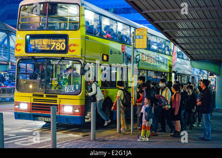 China Hong Kong Kowloon Bezirk Bus Station Fluggästen in einem Nacht-Bus-stop Stockfoto