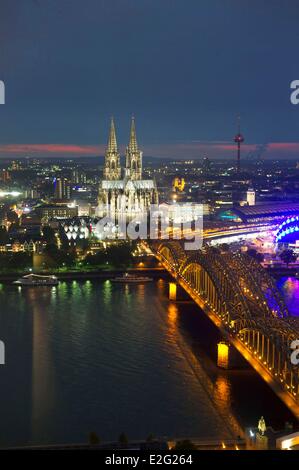 Deutschland Nord Rhein Westfalen Köln am Rhein die Hohenzollern-Brücke-Brücke und der Kölner Dom als Welt aufgeführt Stockfoto