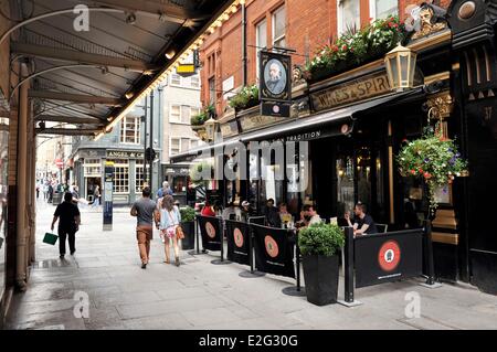 Großbritannien London Soho Charing Cross Road The Salisbury pub Stockfoto