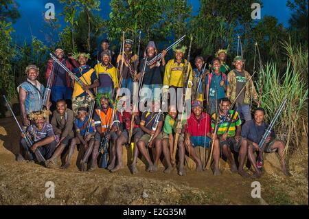 Papua-Neu-Guinea Highands Hela Provinz Tari Region Sabla Stamm Kobe Tumbiali Dorf Krieger mit Gewehren Pfeil und Bogen Stockfoto