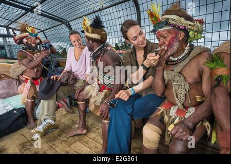 Papua-Neu-Guinea Highands Hela Provinz Tari Region Sabla Stamm Kobe Tumbiali Dorf Julie Bruyere und Alexandra Frouin zwei Stockfoto