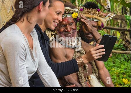 Papua-Neu-Guinea Highands Hela Provinz Tari Region Sabla Stamm Kobe Tumbiali Dorf Julie Bruyere und Zara Deane vorbereiten Stockfoto