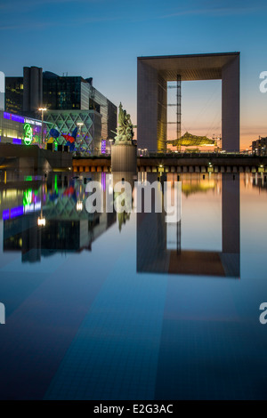 La Grande Arche De La Defense und den modernen Gebäuden des Viertels La Défense, Paris Frankreich Stockfoto