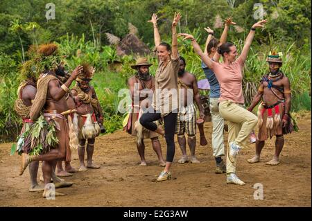 Papua-Neu-Guinea Highands Hela Provinz Tari Region Sabla Stamm Kobe Tumbiali Dorf Julie Bruyere Zara Deane und Alexandra Stockfoto
