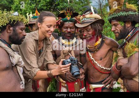 Papua-Neu-Guinea Highands Hela Provinz Tari Region Sabla Stamm Kobe Tumbiali Dorf Julie Bruyere Zara Deane und Alexandra Stockfoto