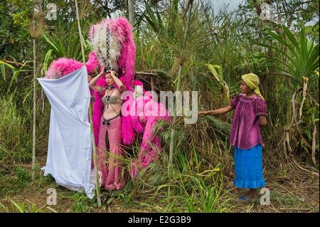 Papua-Neu-Guinea Highands Hela Provinz Tari Region Sabla Stamm Kobe Tumbiali Dorf Julie Bruyere Zara Deane und Alexandra Stockfoto