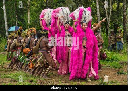 Papua-Neu-Guinea Highands Hela Provinz Tari Region Sabla Stamm Kobe Tumbiali Dorf Julie Bruyere Zara Deane und Alexandra Stockfoto