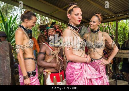 Papua-Neu-Guinea Highands Hela Provinz Tari Region Sabla Stamm Kobe Tumbiali Dorf Julie Bruyere Zara Deane und Alexandra Stockfoto