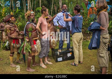 Papua-Neu-Guinea Highands Hela Provinz Tari Region Sabla Stamm Kobe Tumbiali Dorf Julie Bruyere Zara Deane und Alexandra Stockfoto