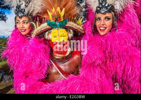 Papua-Neu-Guinea Highands Western Higlands Provinz Mount Hagen Sabla Stamm Julie Bruyere und Alexandra Frouin mit Papua Stockfoto