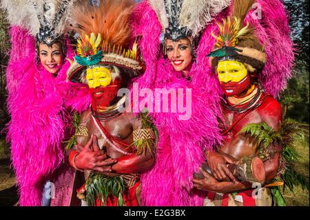 Papua-Neu-Guinea Highands Western Higlands Provinz Mount Hagen Sabla Stamm Julie Bruyere und Alexandra Frouin mit Papuas Stockfoto