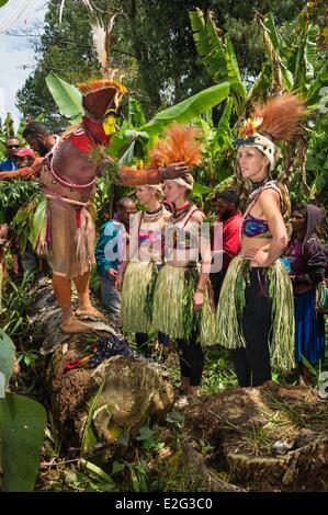 Papua-Neu-Guinea Highands Western Higlands Provinz Mount Hagen Sabla Stamm Julie Bruyere Alexandra Frouin und Zara Deane Stockfoto