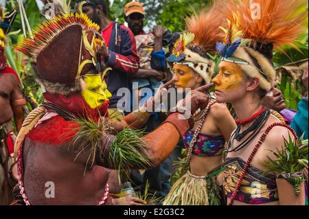 Papua-Neu-Guinea Highands Western Higlands Provinz Mount Hagen Sabla Stamm Julie Bruyere Alexandra Frouin und Zara Deane Stockfoto