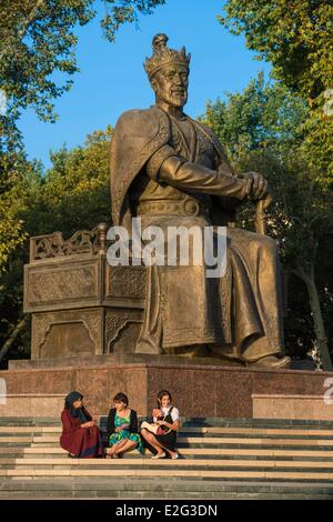 Usbekistan-Seidenstraße-Samarkand Weltkulturerbe von UNESCO Timur Statue am Morgen Stockfoto