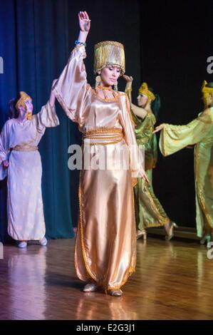 Usbekistan-Seidenstraße-Samarkand Weltkulturerbe von UNESCO El Alfa-Theater-Show von traditionellen Tänzen und Trachten Stockfoto