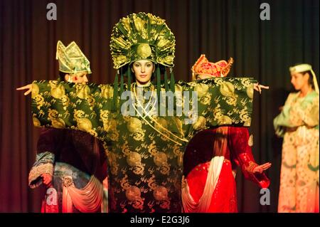 Usbekistan-Seidenstraße-Samarkand Weltkulturerbe von UNESCO El Alfa-Theater-Show von traditionellen Tänzen und Trachten Stockfoto