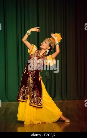 Usbekistan-Seidenstraße-Samarkand Weltkulturerbe von UNESCO El Alfa-Theater-Show von traditionellen Tänzen und Trachten Stockfoto